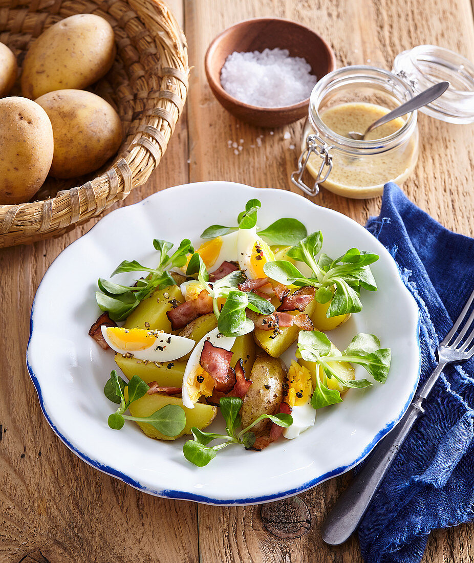 Kartoffelsalat mit Feldsalat, knusprigem Speck und gekochten Eiern