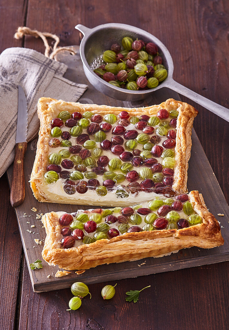 Puff pastry cake with gooseberries