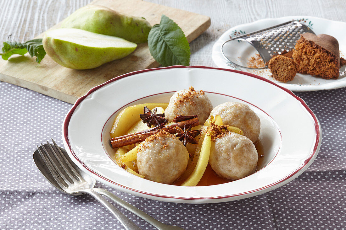 Pumpernickel dumplings with pears