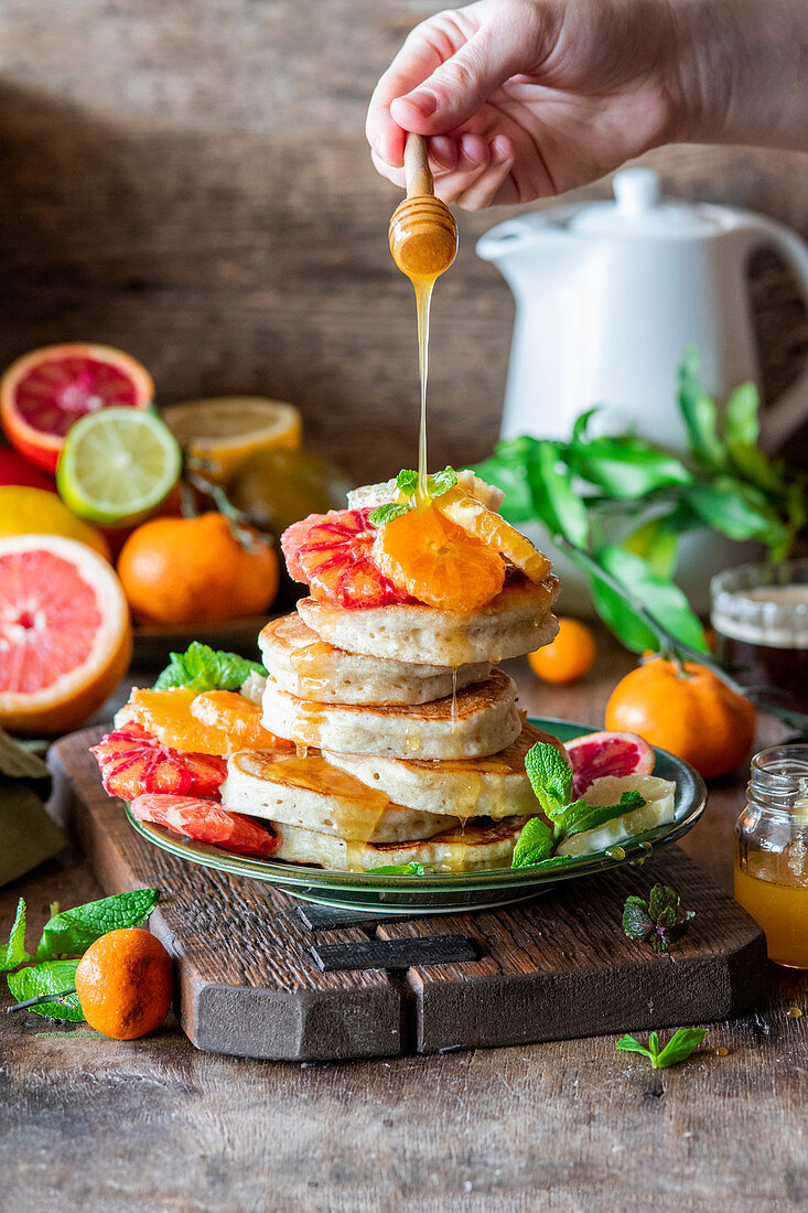 Pancakes mit Zitrusfrüchten und Honig