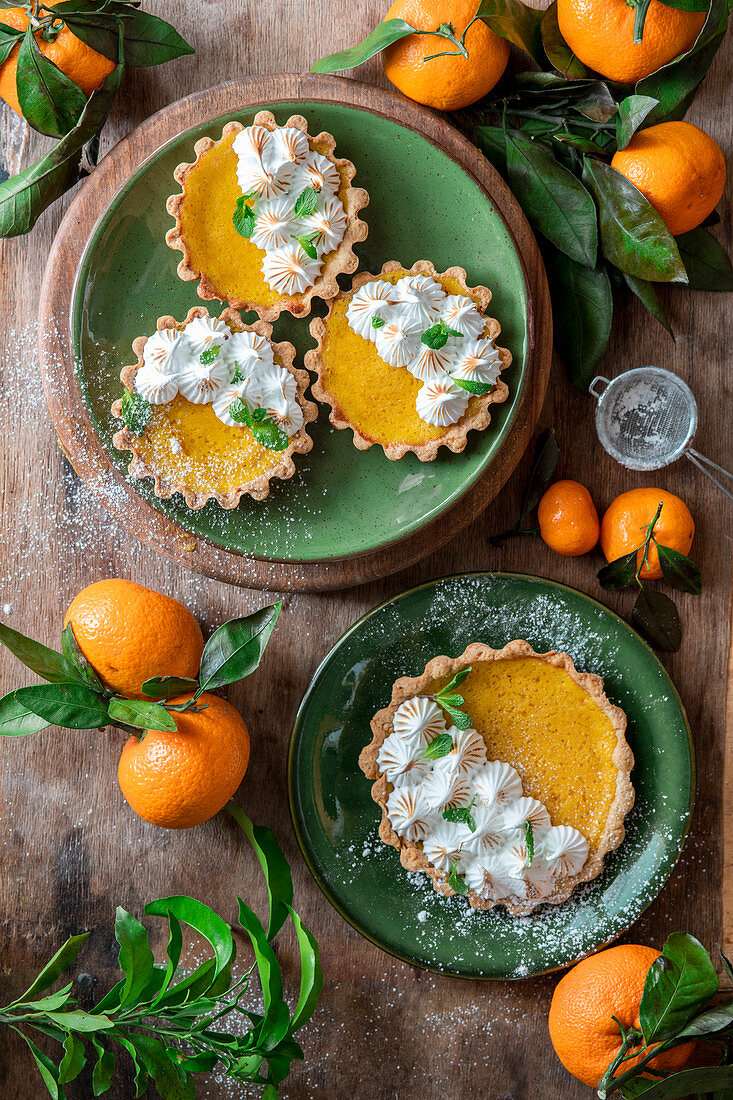 Torteletts mit Mandarinen-Curd und Baisertupfen