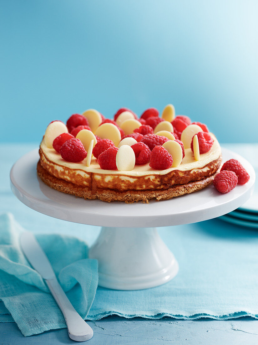 Käsekuchen mit weißer Schokolade und Himbeeren