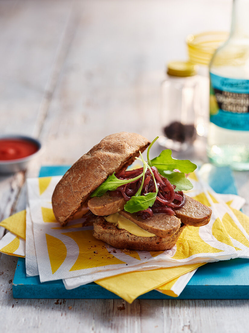 Würstchen-Burger mit roten Zwiebeln