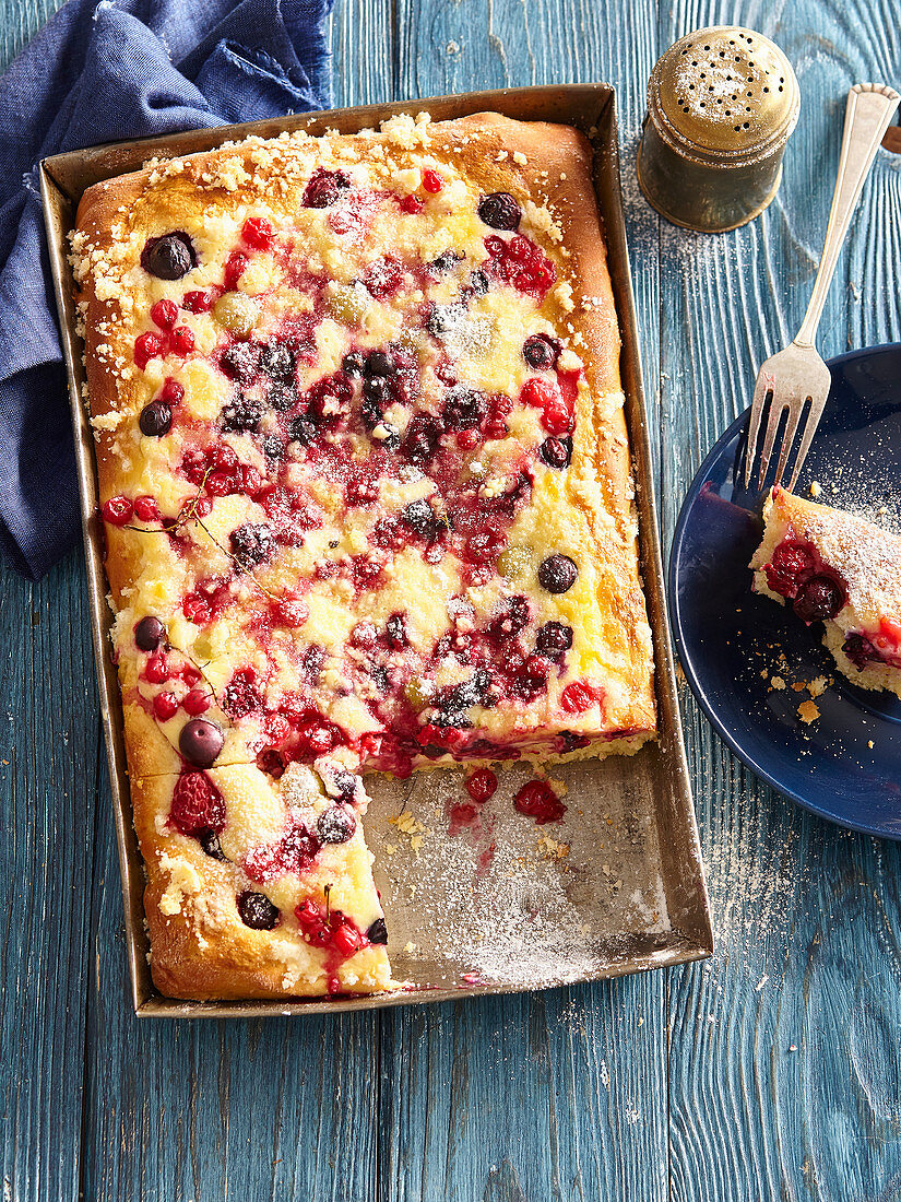 Blechkuchen mit Sommerbeeren