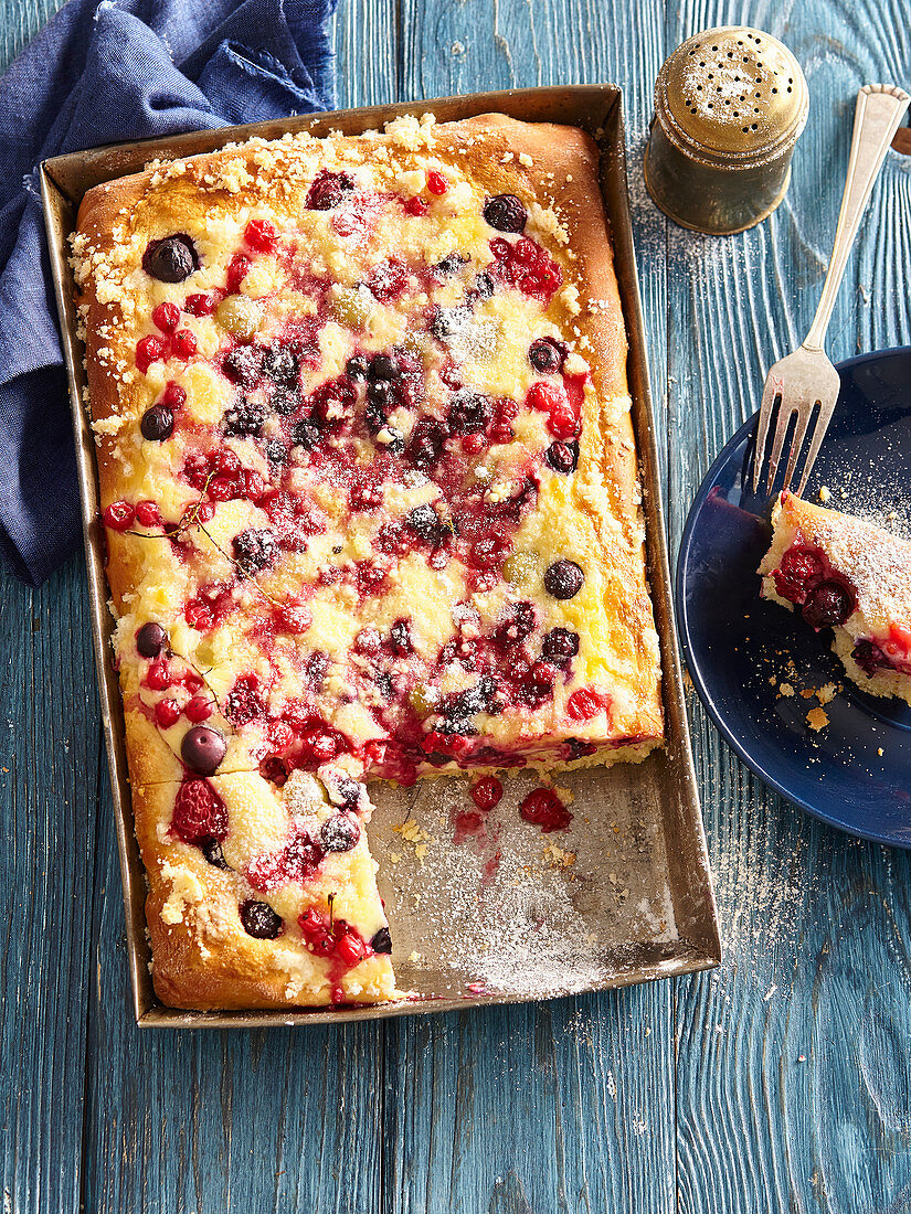Tray cake with summer fruits