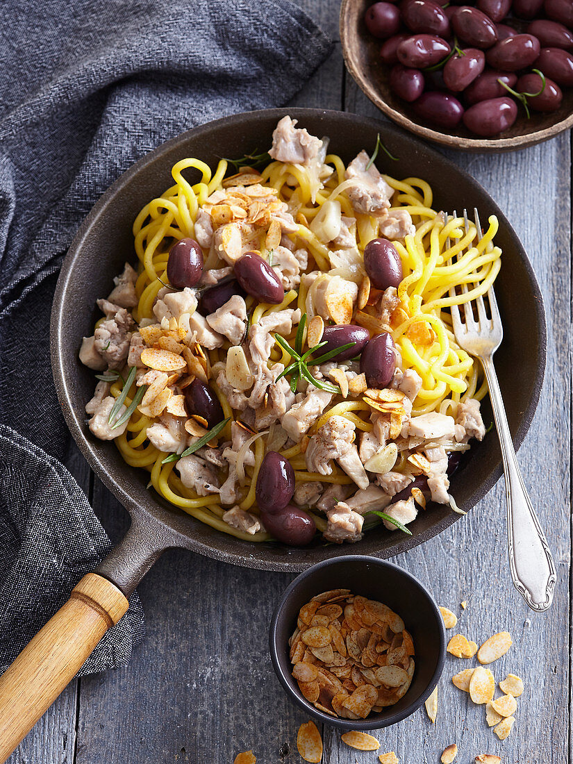 Spaghetti mit Kaninchen, Oliven und Mandelblättchen