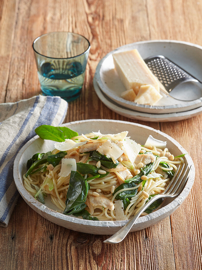 Spaghetti with chicken and spinach