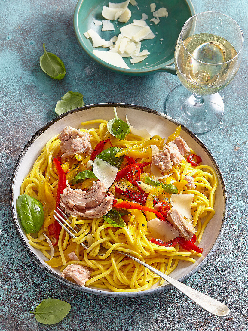 Spaghetti with red pepper and tuna