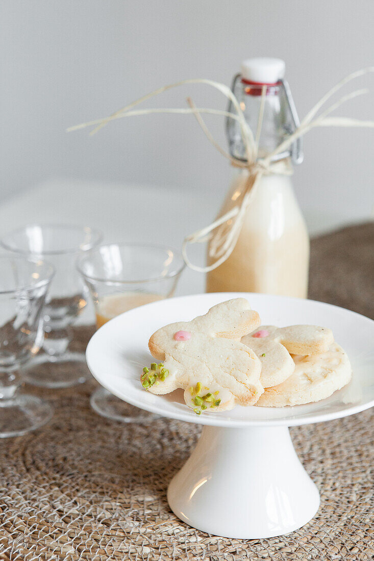 Osterhasen-Plätzchen in einer Schale und Eierlikör