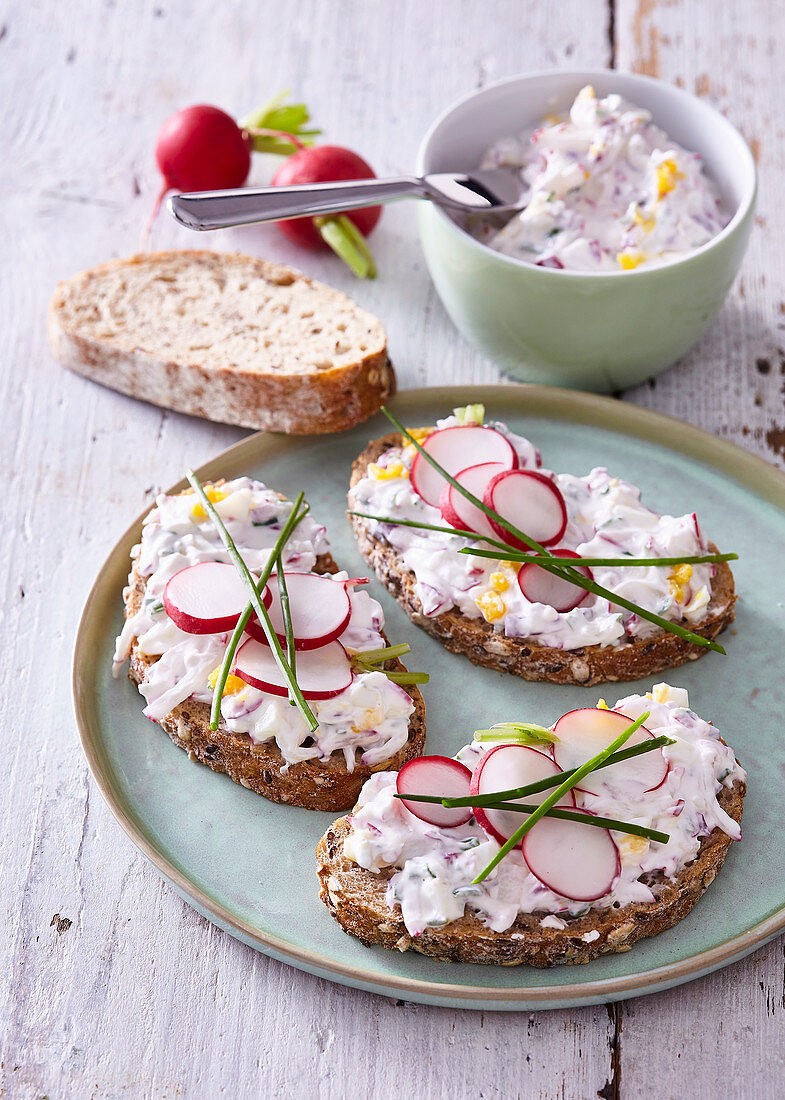 Brotscheiben mit Radieschenaufstrich