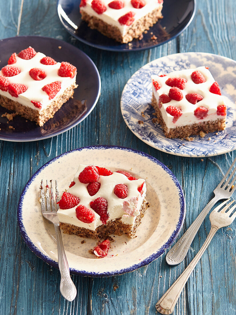 Raspberry tray cake with yoghurt