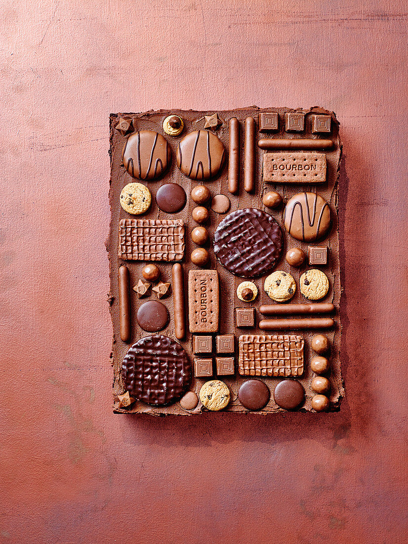 Schokoladenkuchen verziert mit Schokoladenkeksen