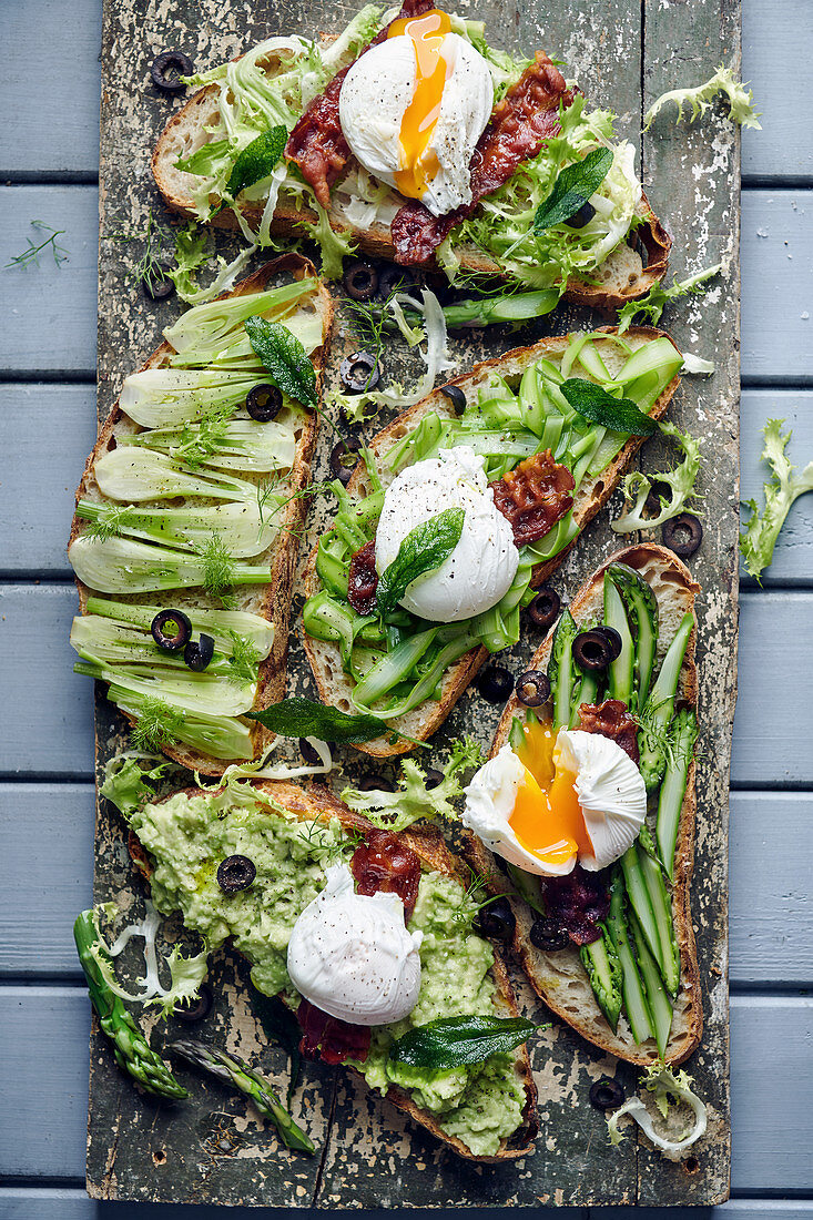Healthy 'green' bread with a poached egg and crispy bacon