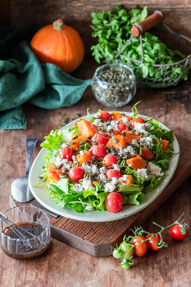 Kürbissalat mit gerösteten Tomaten und Hüttenkäse