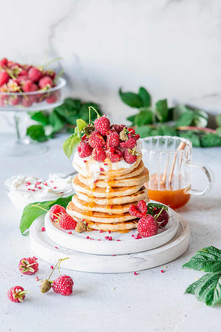 Pancakes mit Himbeeren und Karamellsauce