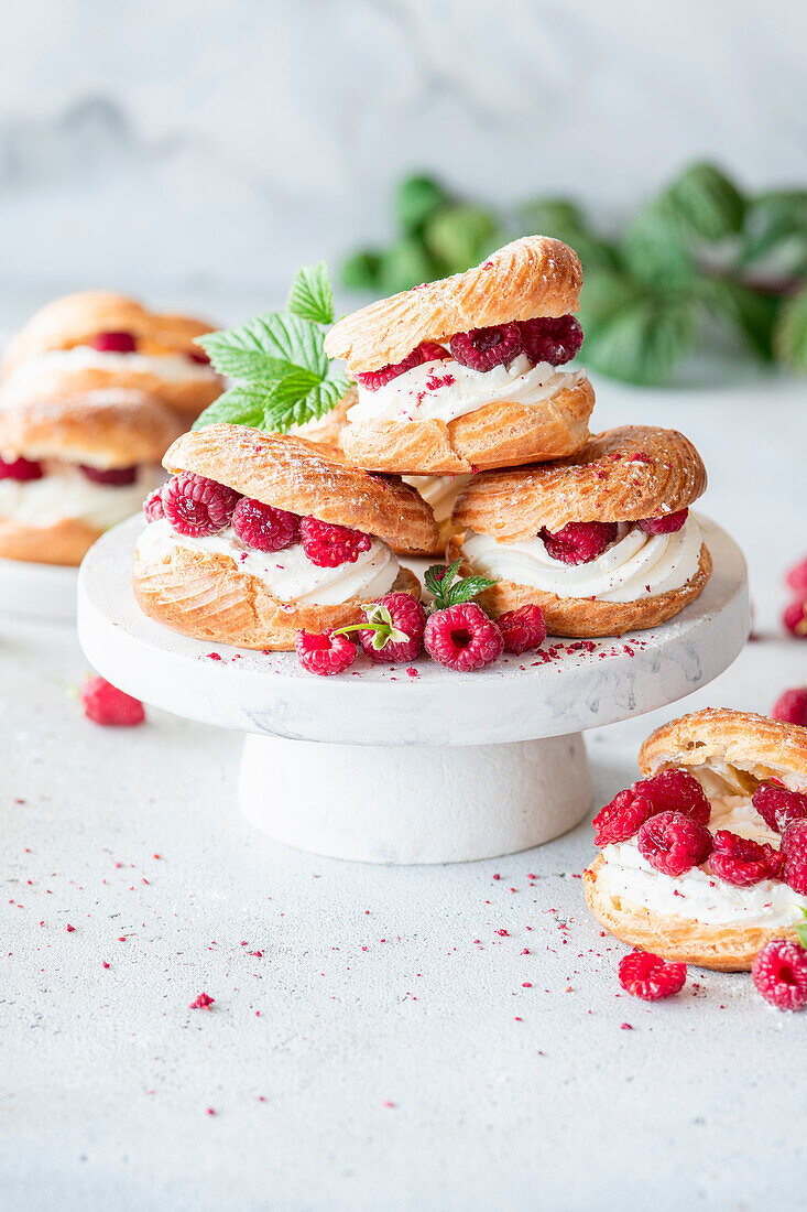 Mini-Brandteigringe mit Himbeeren und Vanillebuttercreme