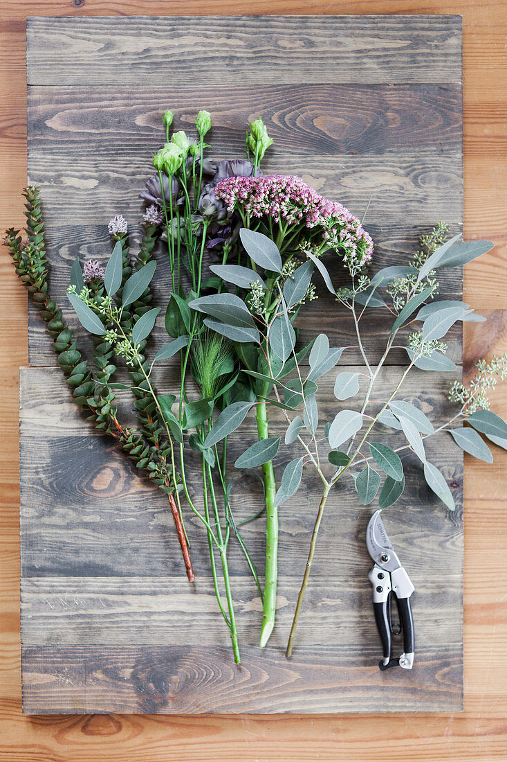 Herbststrauß mit Eukalyptus und Fetthenne binden