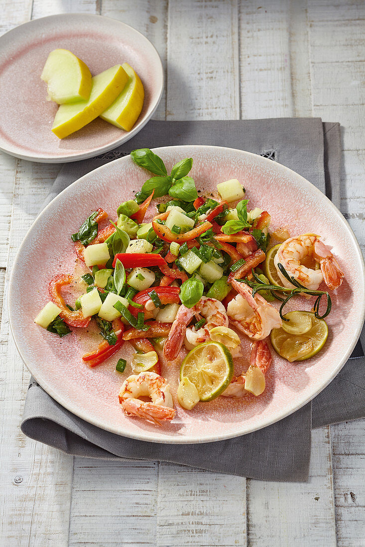 Melonen-Paprika-Salat mit gebratenen Knoblauch-Garnelen