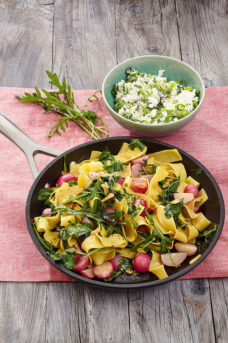 Radieschen-Frischkäse-Pasta mit Rucola