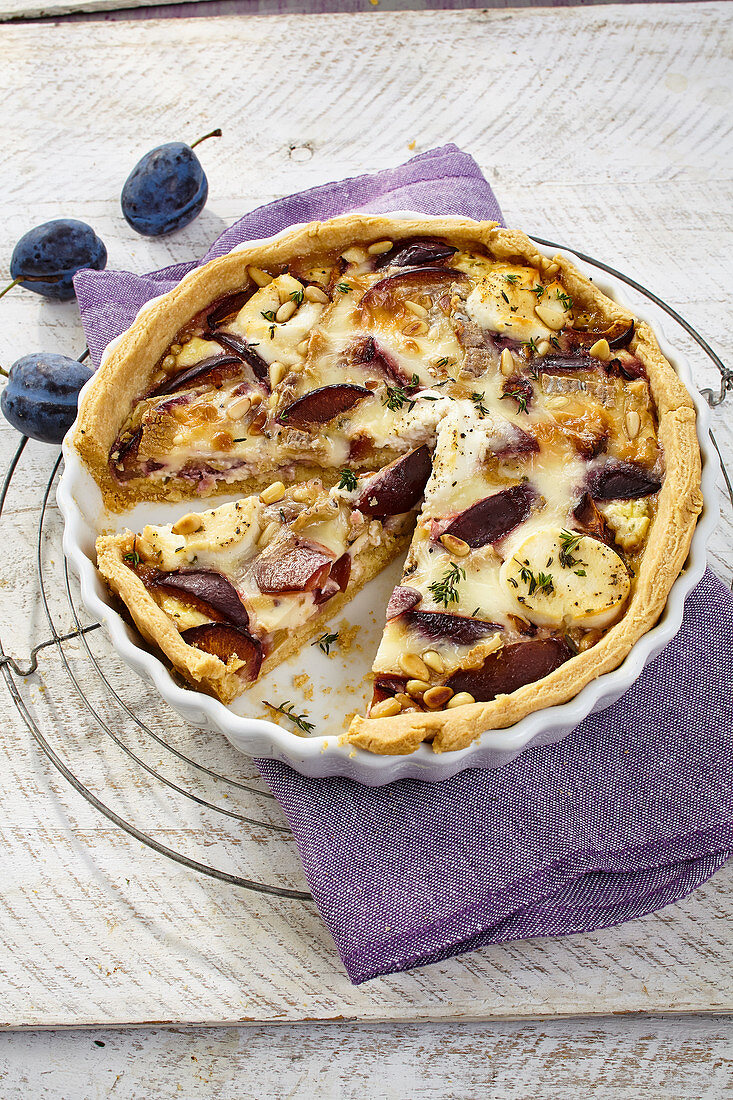 Spicy plum tart with two types of cheese