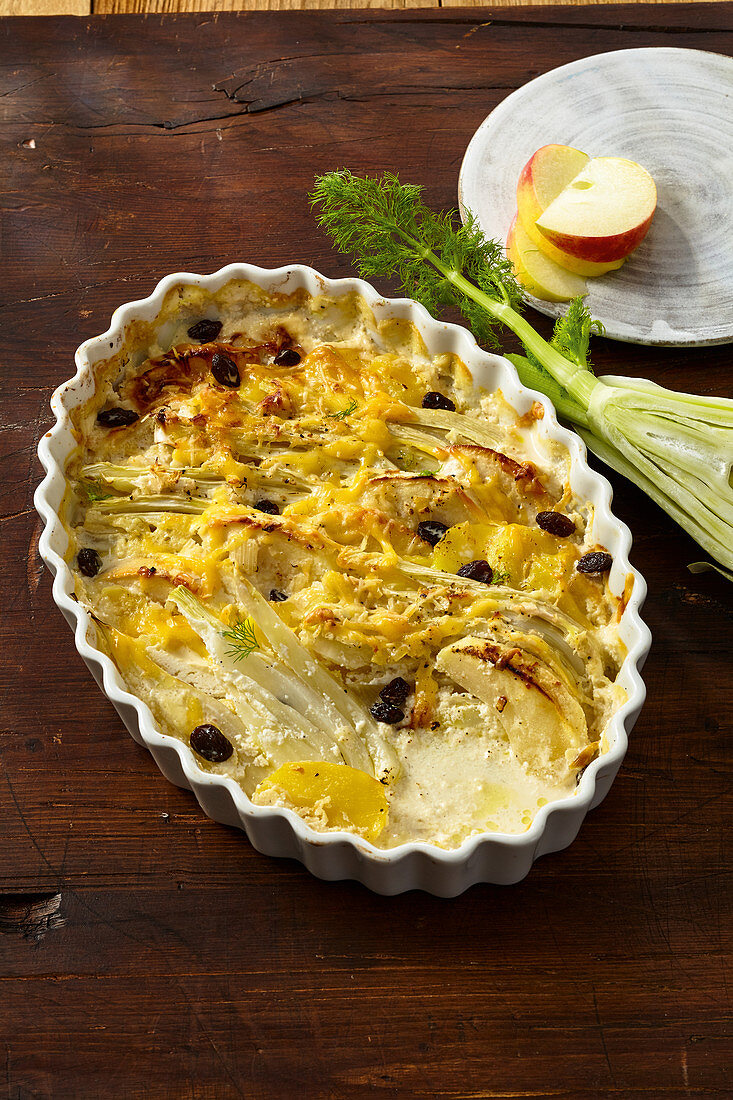 Potato and fennel casserole with apples and raisins