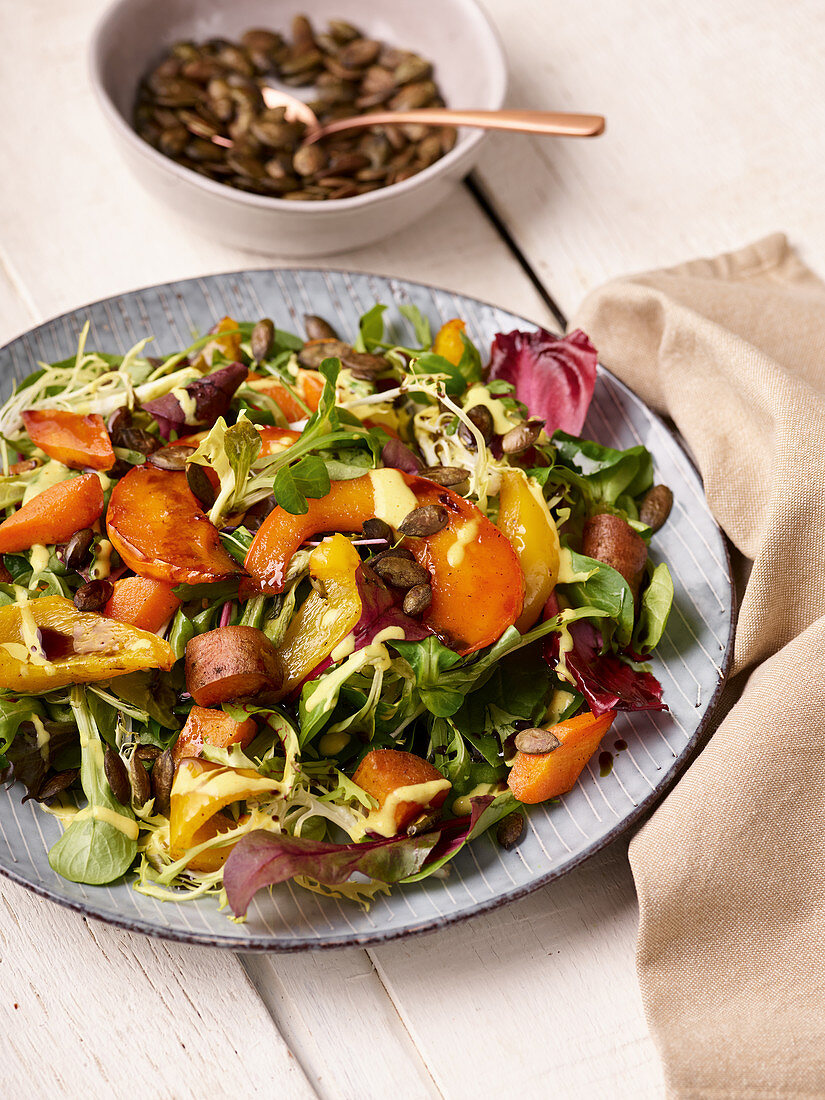 Autumn leaf salad with sweet potatoes, bell pepper and pumpkin seeds