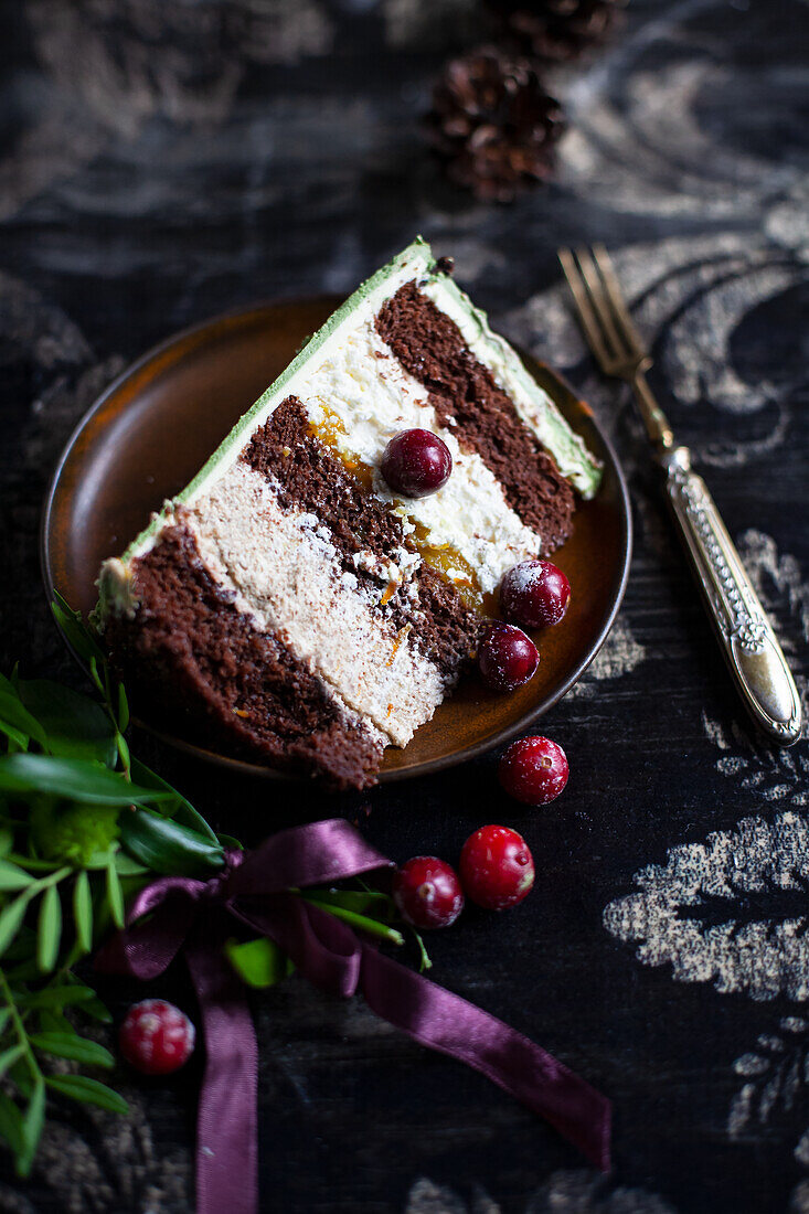 Ein Stück Schokoladentorte mit Mascarponecreme und Pfirsich zu Weihnachten