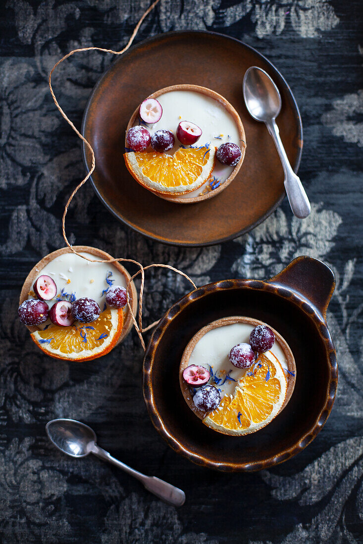 Small tarts with orange-flavored mascarpone cream and icing