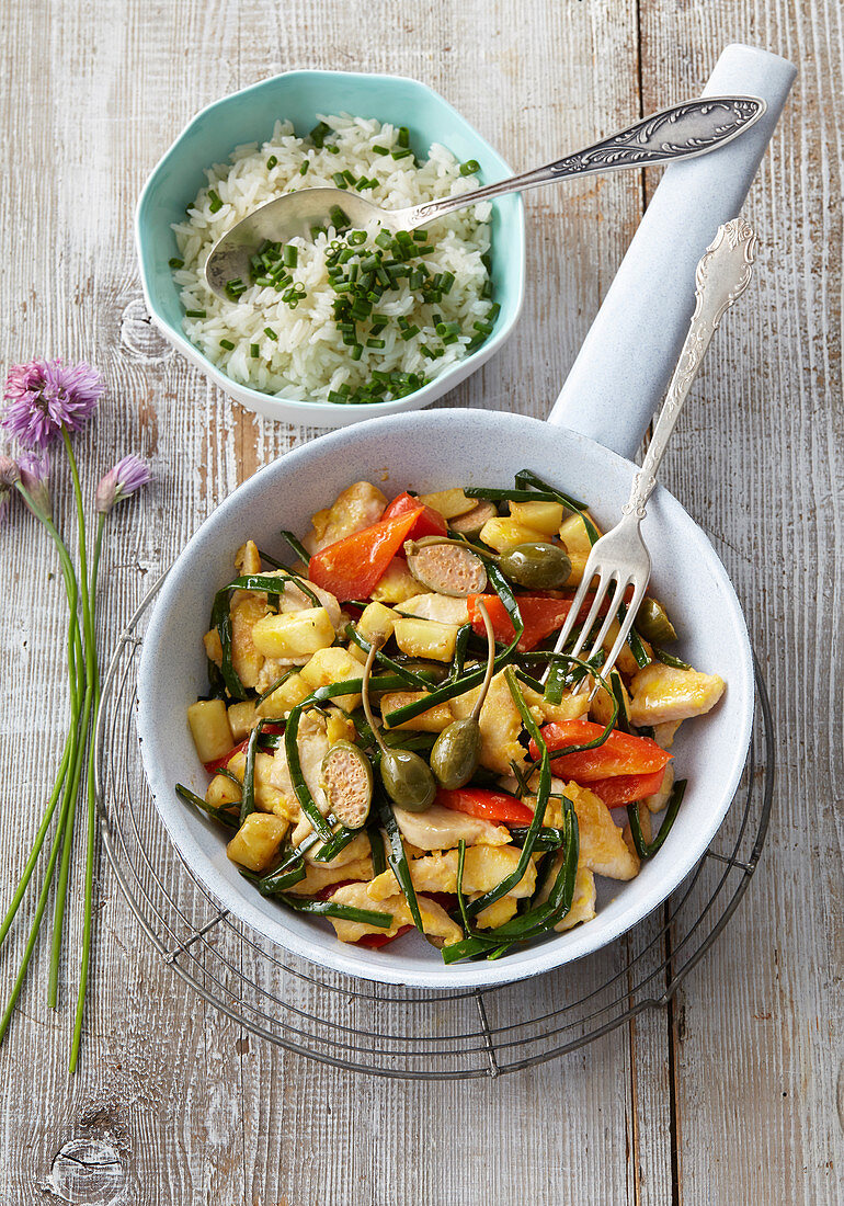 Hähnchenpfanne mit Kalbsstreifen und Kapern