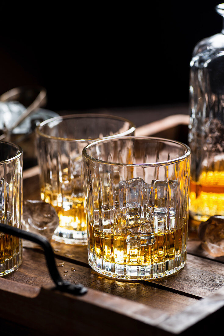 Whisky auf Eis in Gläsern