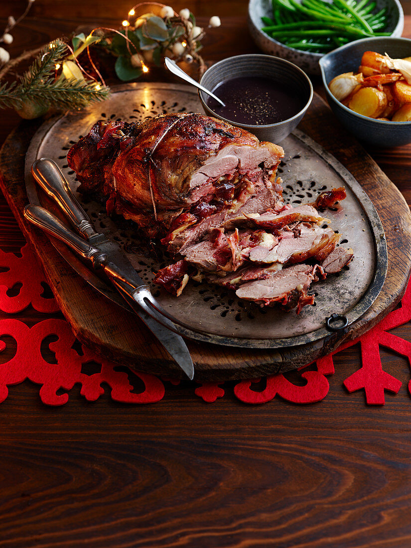 Lammkeule gefüllt mit Schinken, Käse und Datteln (Weihnachten)