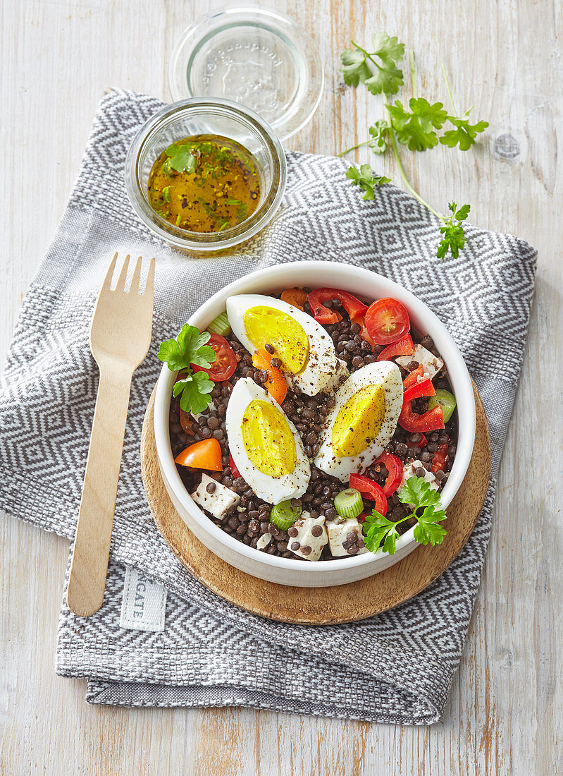 Linsensalat mit gekochten Eiern und Feta