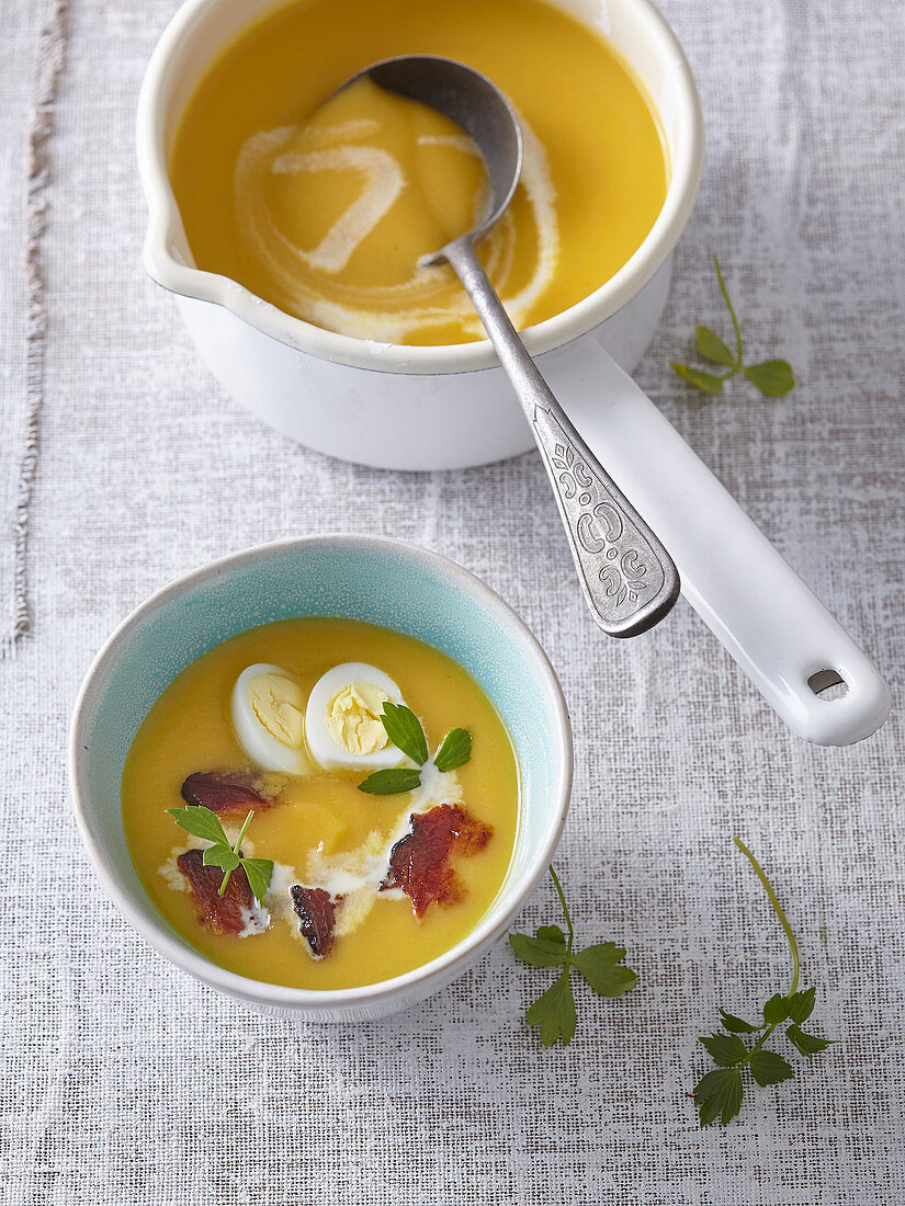 Kohlrabicremesuppe mit Speck und gekochtem Ei