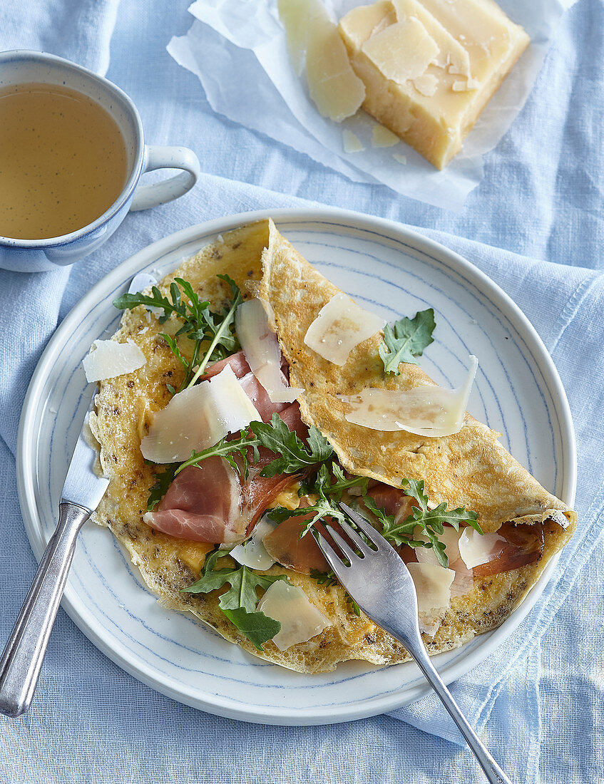 Italienisches Omelett mit Parmaschinken und Parmesan