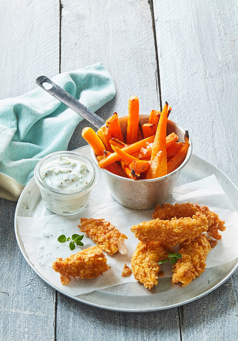 Karottenpommes mit knusprig panierten Hähnchenstreifen