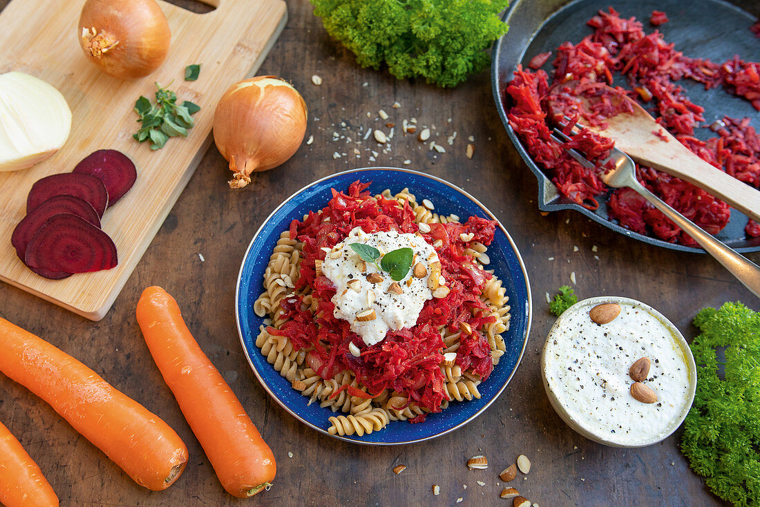 Vegane Wurzelgemüse-Pasta mit Mandel-'Ricotta'