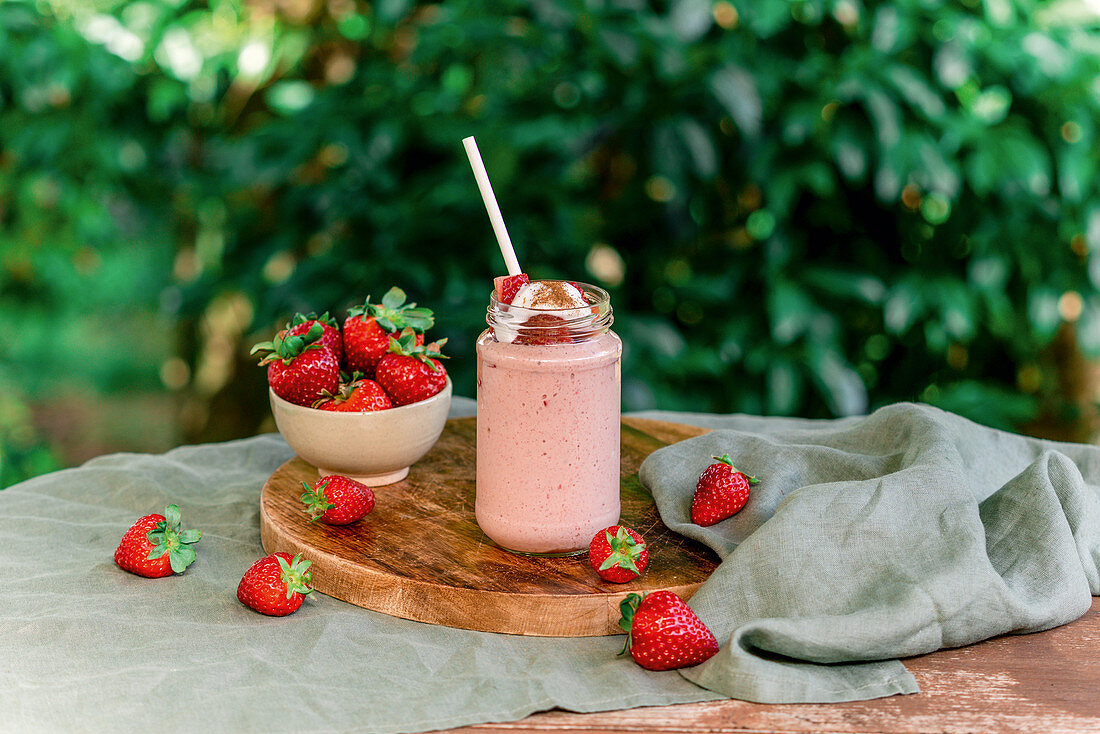 Strawberry peanut butter smoothie with cinnamon