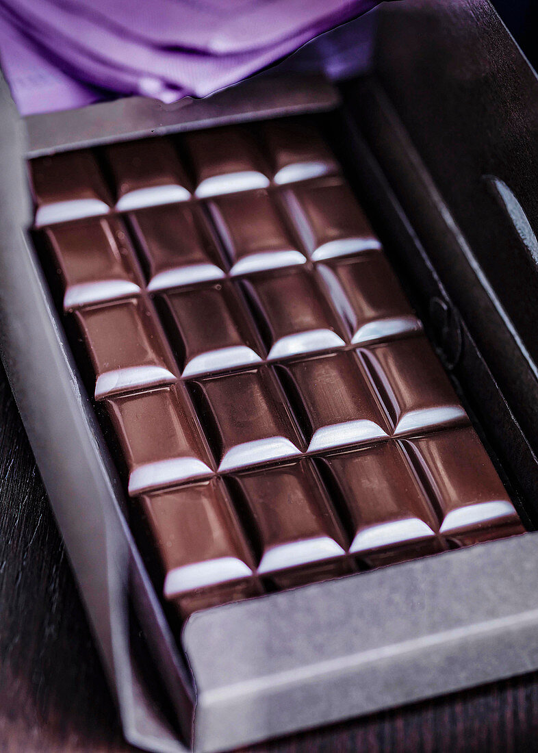 Tafel dunkle Schokolade in Verpackung