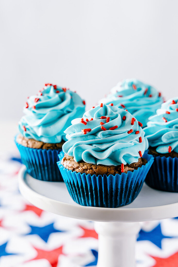 Schokoladen-Cupcakes mit blauem Frischkäse-Topping zum 4. Juli (USA)