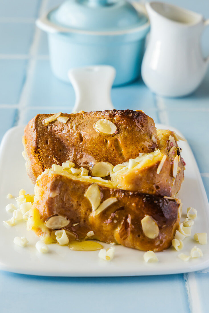 Bread Pudding mit weißer Schokolade und Mandeln