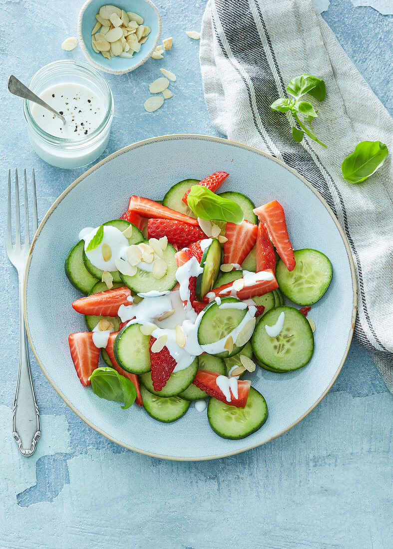 Erdbeer-Gurken-Salat mit Zitronendressing