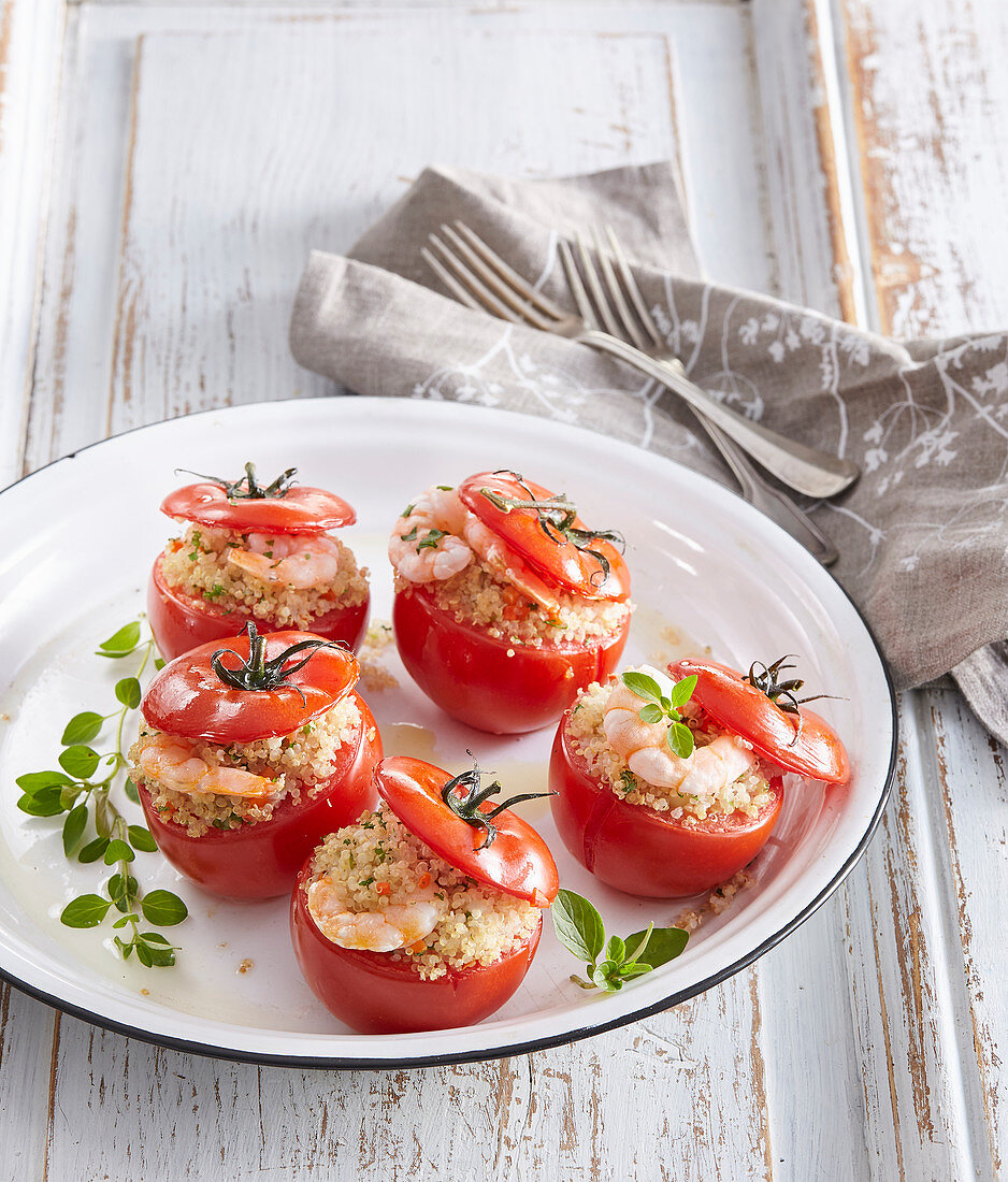 Gefüllte Tomaten im mediterranen Stil