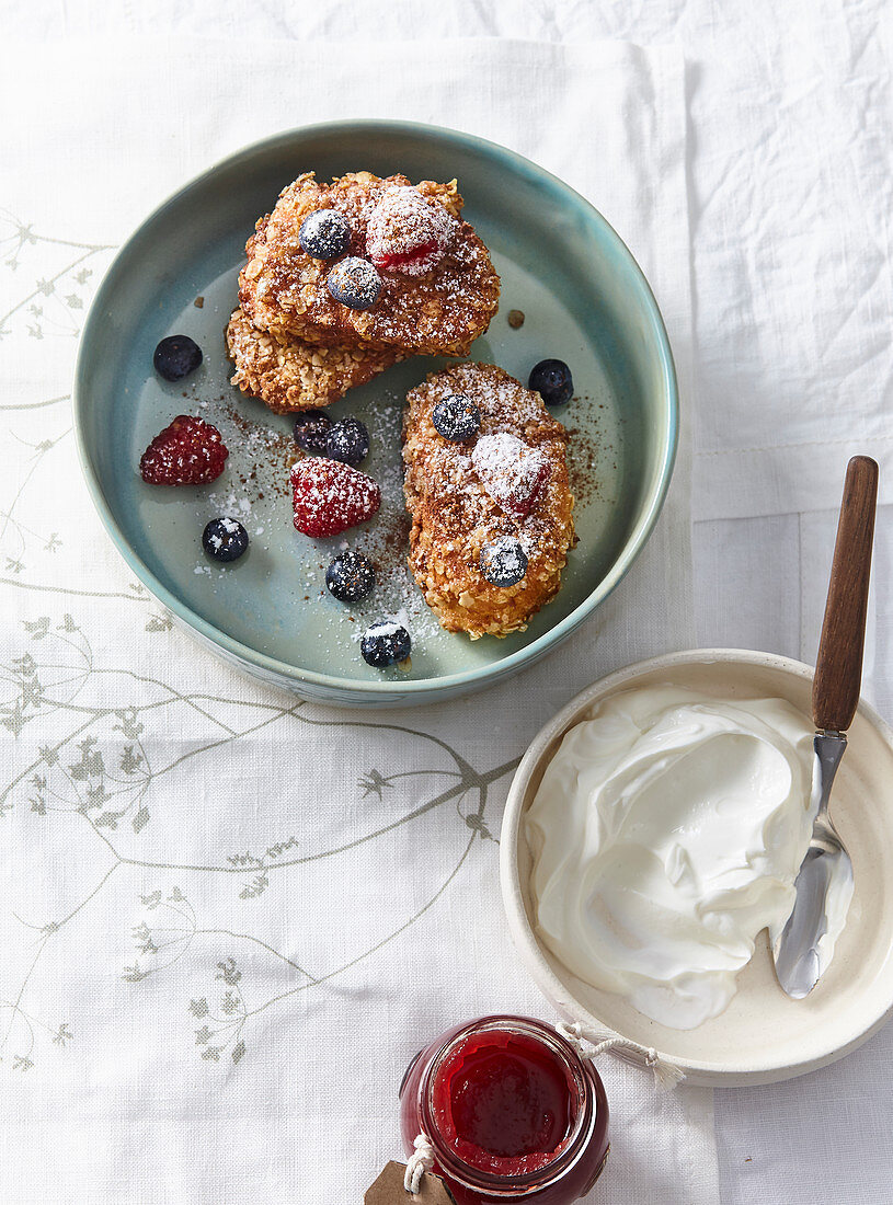 Süße panierte Brote mit Beeren