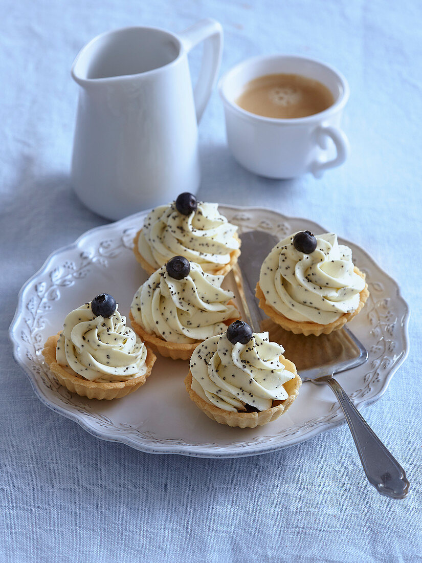 Tartlets with lemon and poppy seed cream