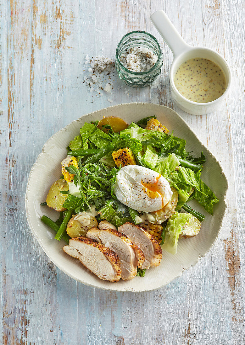 Bauernsalat mit Hühnerbrust, pochiertem  Ei und Senfdressing