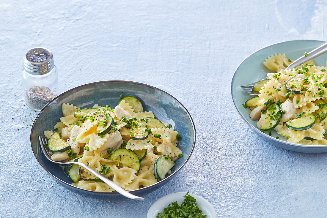 Farfalle mit Zucchini und Huhn