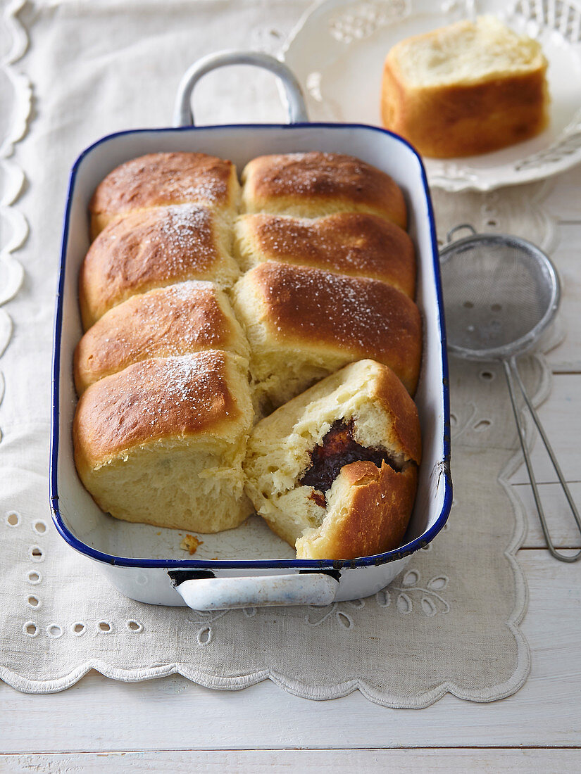Fairy tale buns with custard and damsoncheese