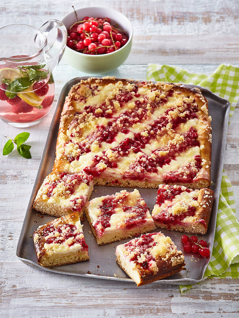 Red currant sheet cake with crumble and vanilla sauce