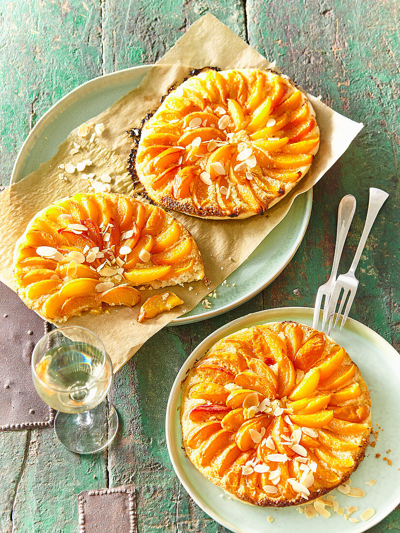 Small apricot cakes