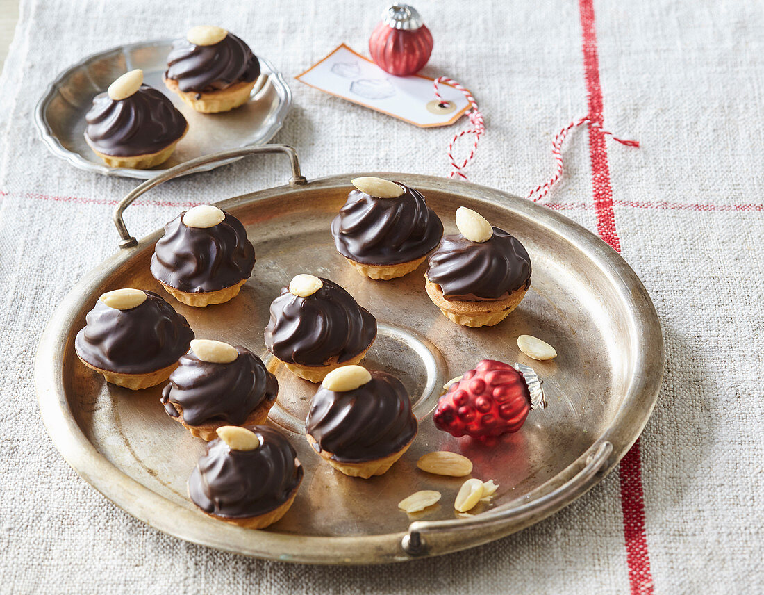 Small Christmas tartlets (cupcakes) with chocolate cream